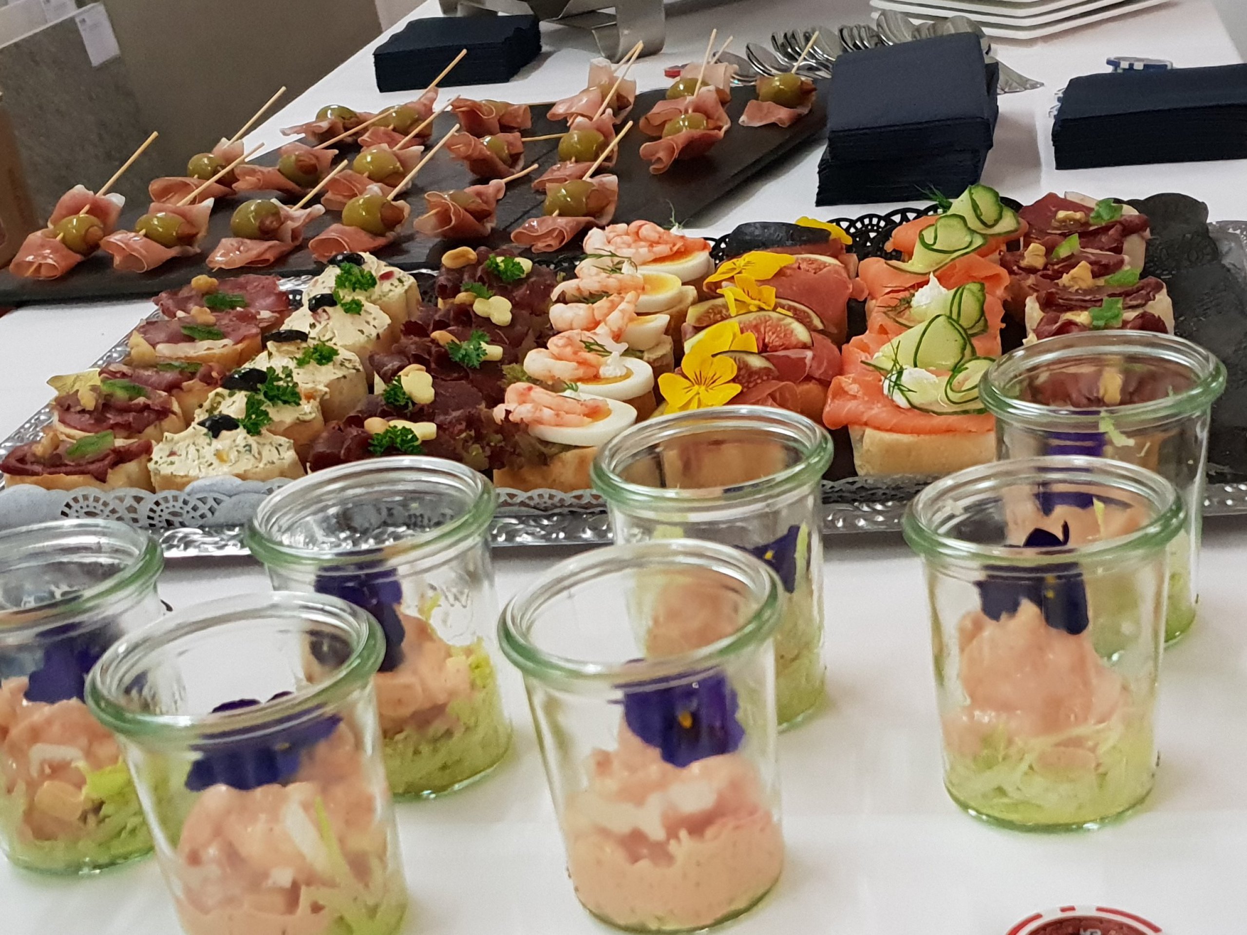 Reichhaltig angerichtetes Apéro-Buffet von Hotz