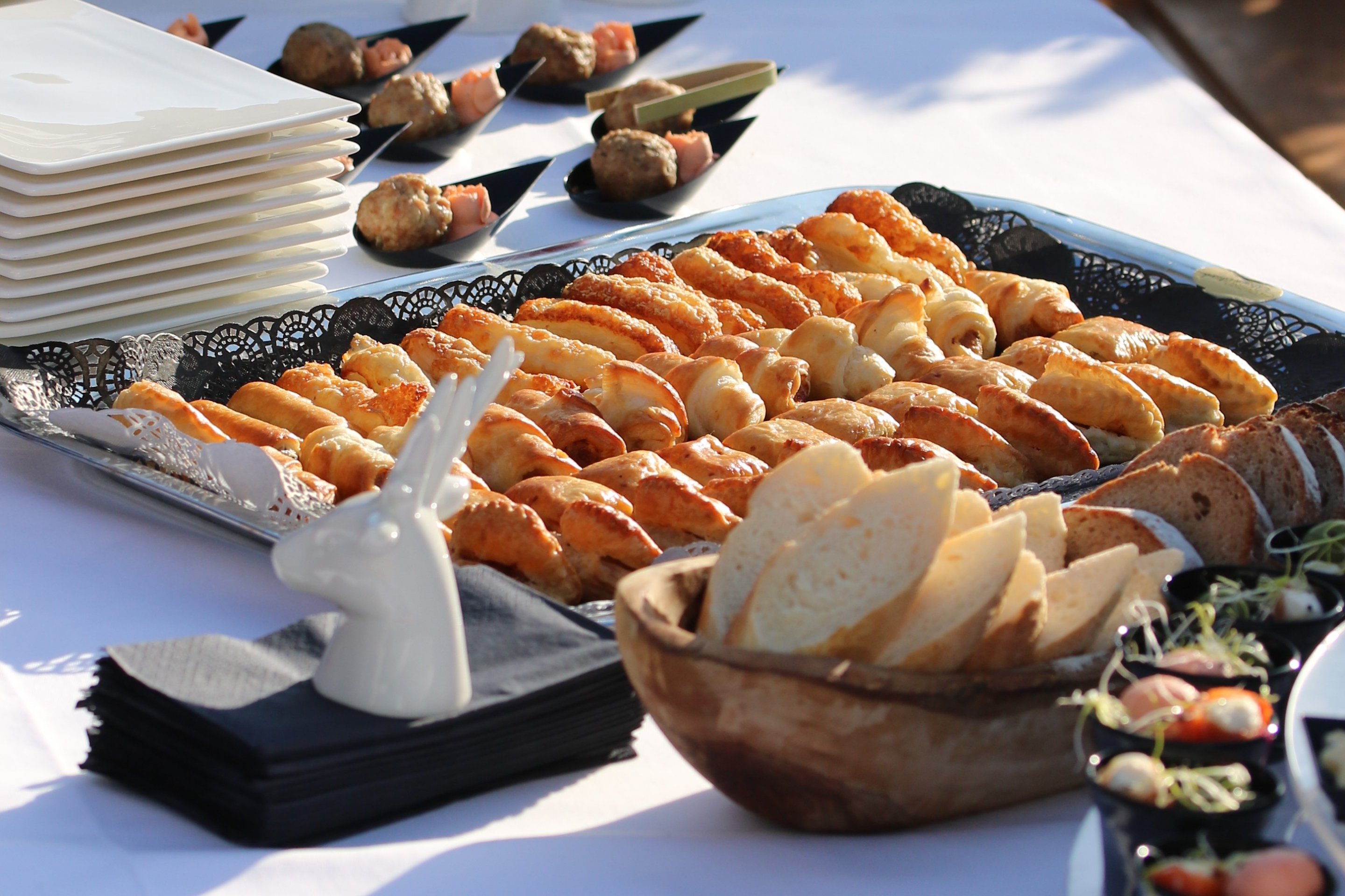 Brot und warme Apéro-Spezialitäten auf einem Hotz-Cateringbuffet