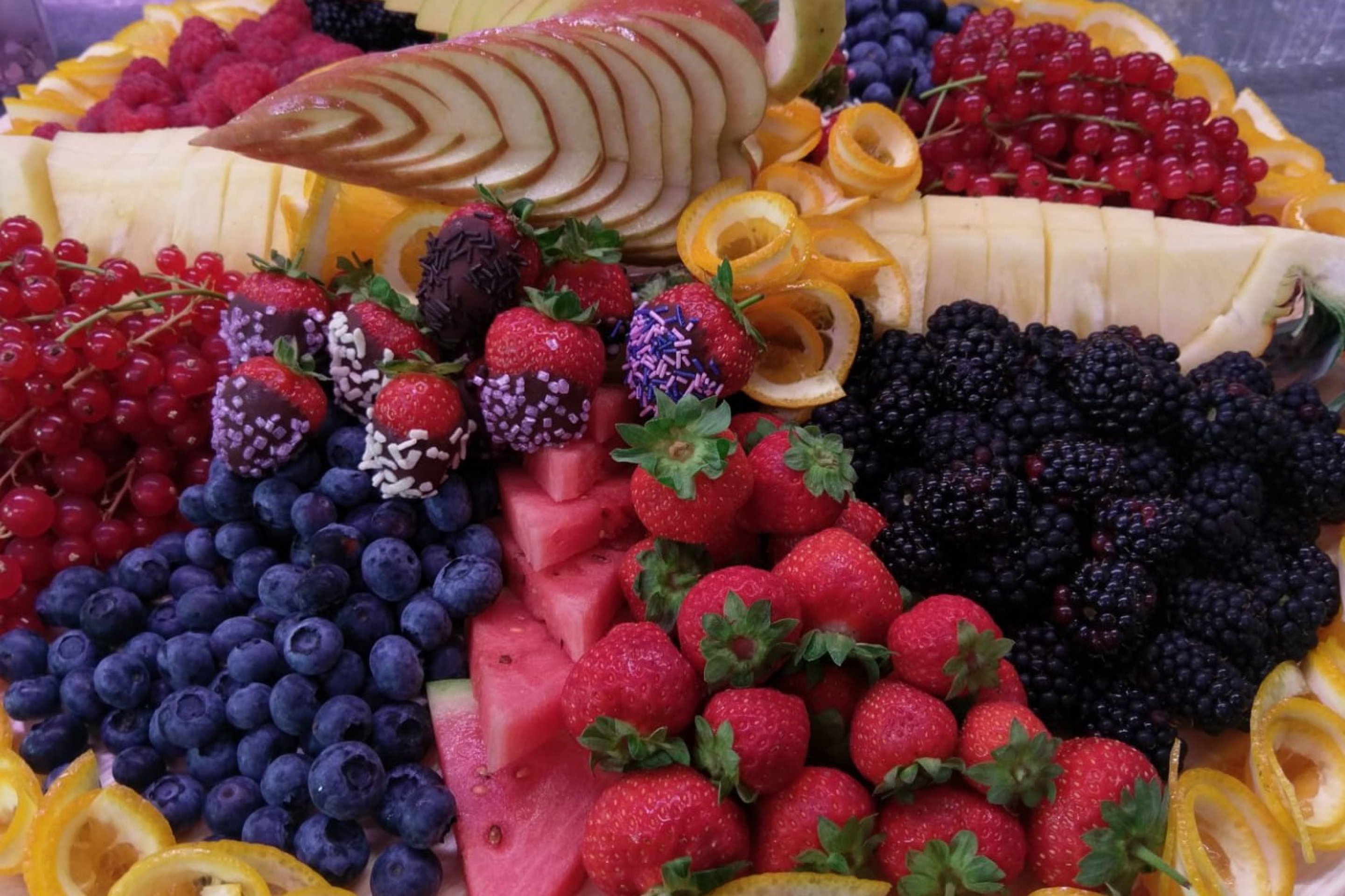 Frucht- und Käseplatte mit Beeren aus dem Hotz-Partyservice