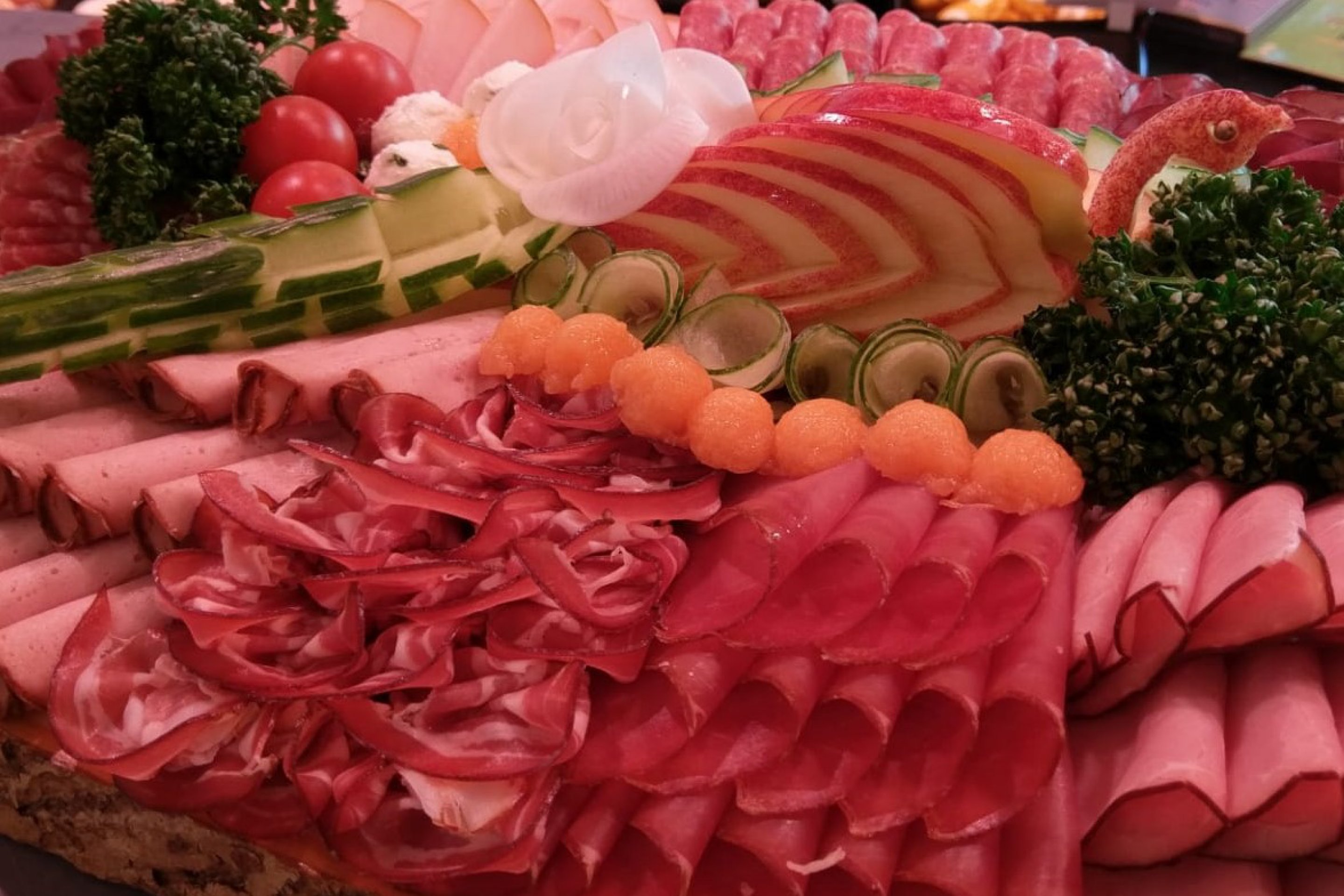 Reichhaltig angerichtete Fleisch- und Charcuterieplatte von Hotz