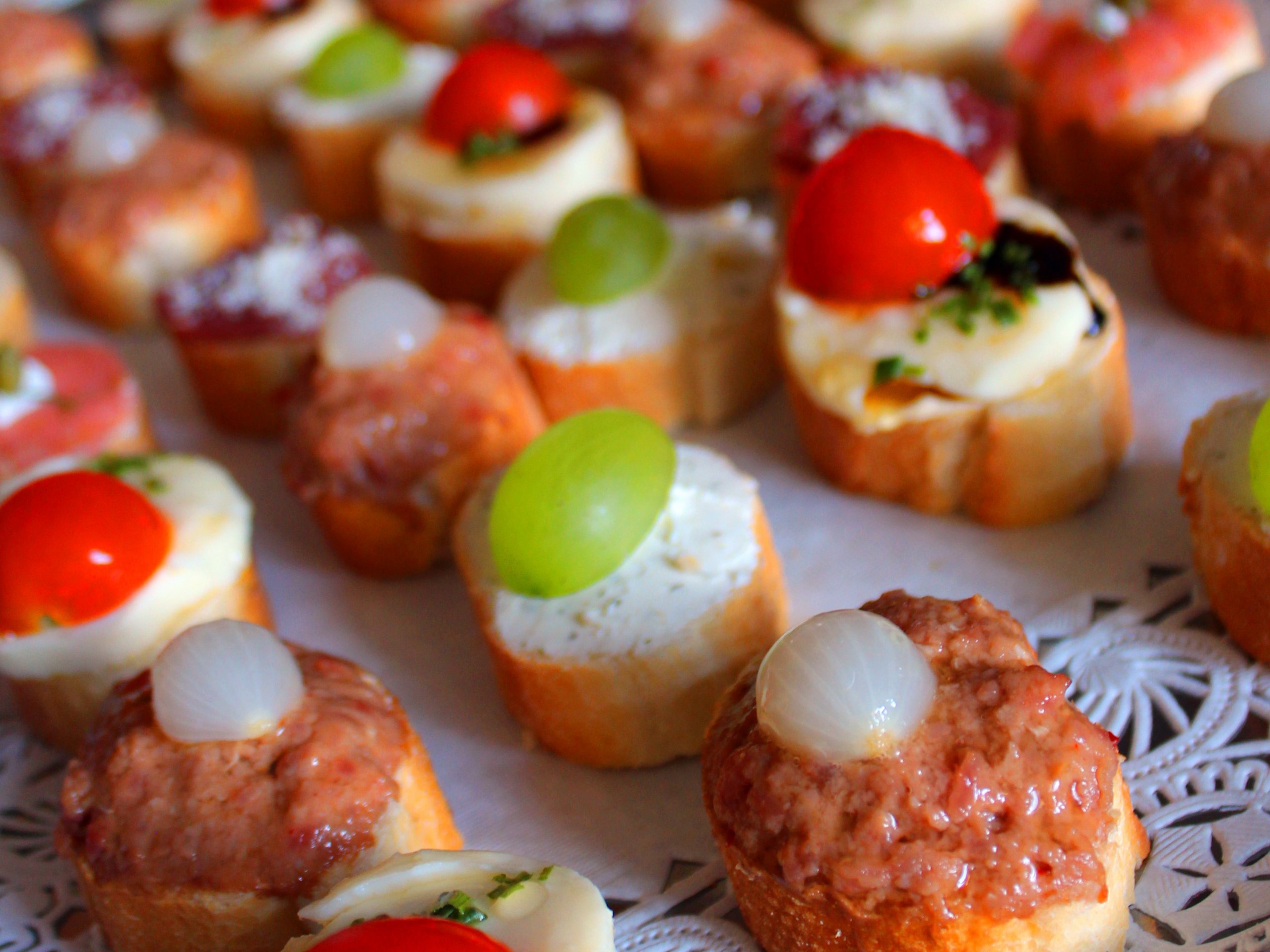 Kleine warme Apéro-Häppchen mit Tomaten aus dem Hotz-Angebot