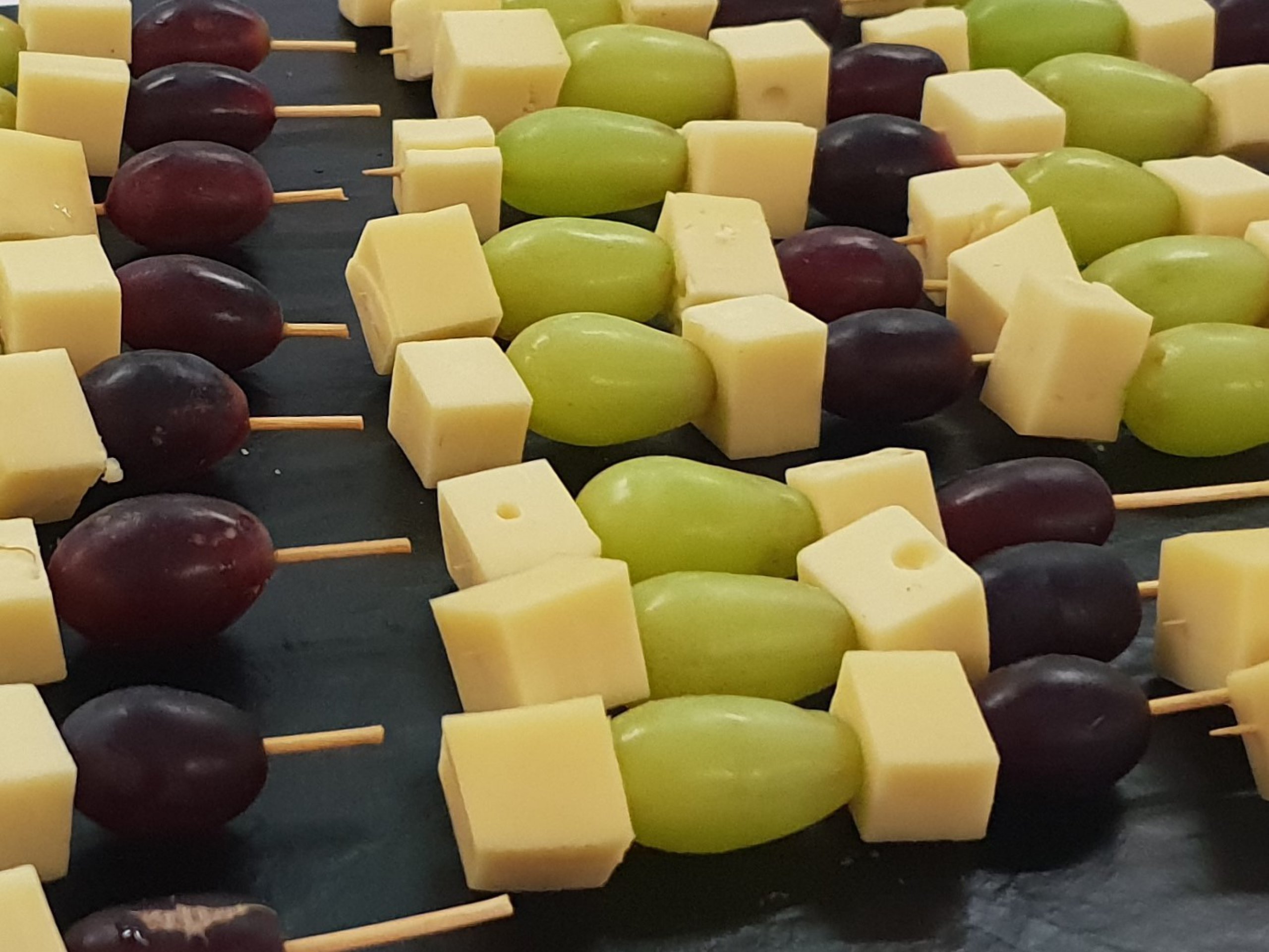 Käse- und Traubenspiesse aus dem Hotz-Apéroangebot