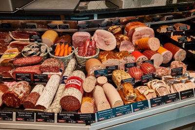 Auswahl an Wurst- und Charcuterie-Spezialitäten in der Hotz-Theke