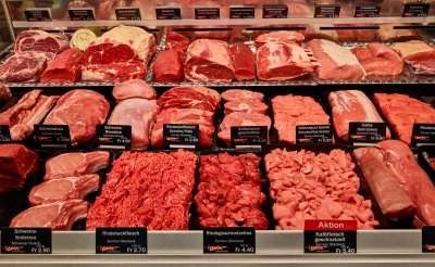 Frischfleisch-Auslage im Hotz Schlemmerland